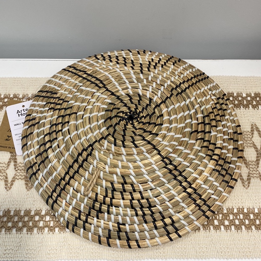 Home Decor Pair Of Artera Home Wall Baskets Woven Seagrass 13 Inches Round (2) - Picture 4 of 5